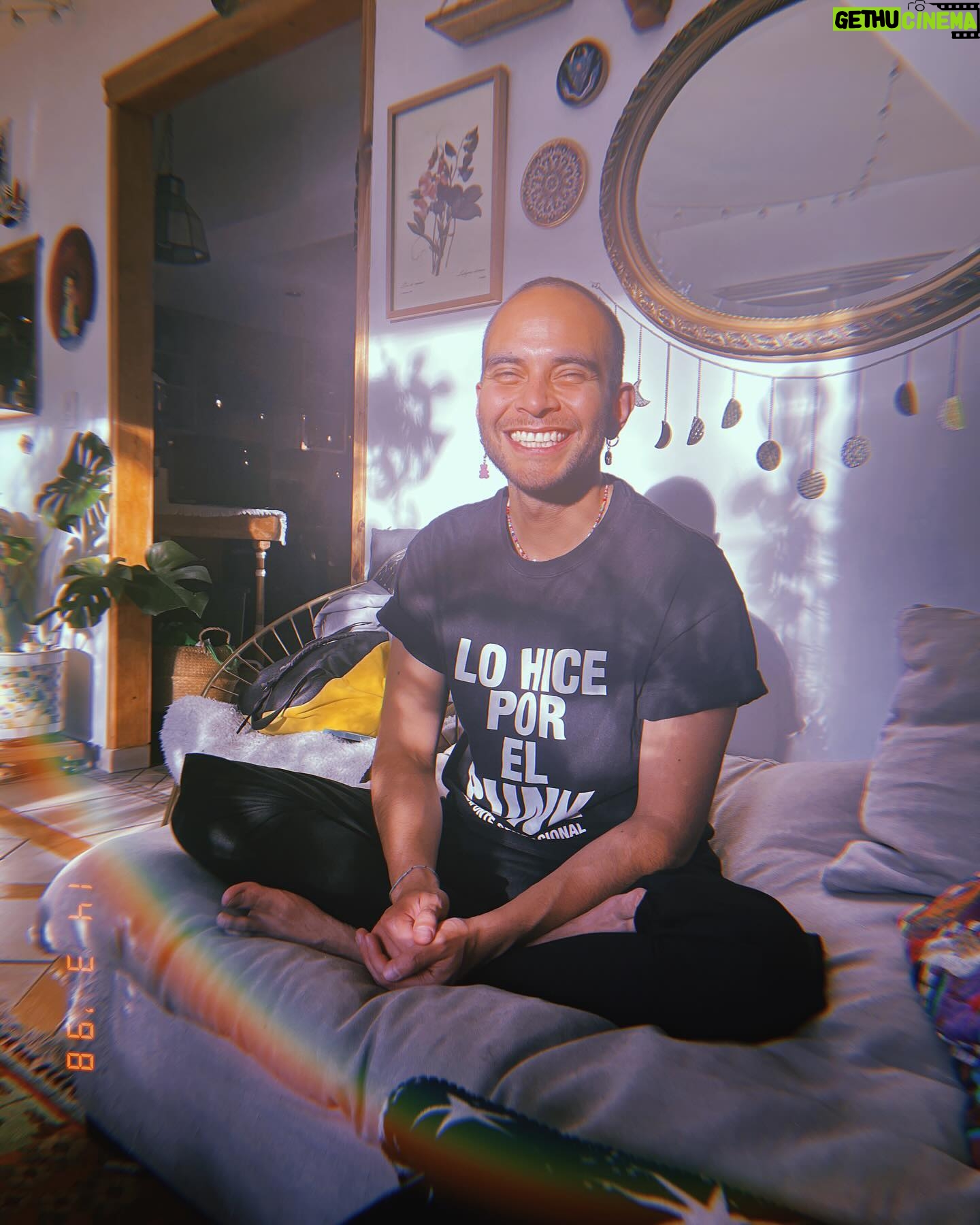 Ximena Romo Instagram - Mis 33 años 🌌 He cargado con mi cruz, ha muerto la antigua versión de mi misma y apenas empiezo a ver a la nueva. Incertidumbre. Ha llegado el momento de la madurez y que sacudida me ha dado. Los oídos no han dejado de zumbar, nunca me había enfermado tanto. El corazón ha tenido que aprender a soltar, a dejar el apego. La mente por fin se ha encontrado con el silencio que parece mitigar todo el ruido. Quiero renacer, empezar de nuevo, alejarme para encontrarme y volverme experta en esto que le llaman vida 🫀🫁🧠 ✨No hubiera logrado salir de este año sin las personas que me rodearon. Amistades que se refuerzan con las acciones de lealtad y amor. Nuevas personas que entran a mi vida para demostrar que sí existen quienes creen en darte un abrazo cuando más lo necesitas. Reconocer a mi familia elegida. Los que veo poco, pero siempre es como si nunca nos dejáramos de ver. Mejores amigos y amigas que están a una llamada de distancia, un desayuno, un café, una salida loca. Les amo con todo mi corazón, GRACIAS, GRACIAS, GRACIAS, por su presencia hermosa en mi vida, por el apoyo y soporte que fueron para mí este año de putada. Espero poder regresarles todo el amor que me han dado, porque son lo más importante que tengo y me hacen de mi vida algo hermoso 🫂