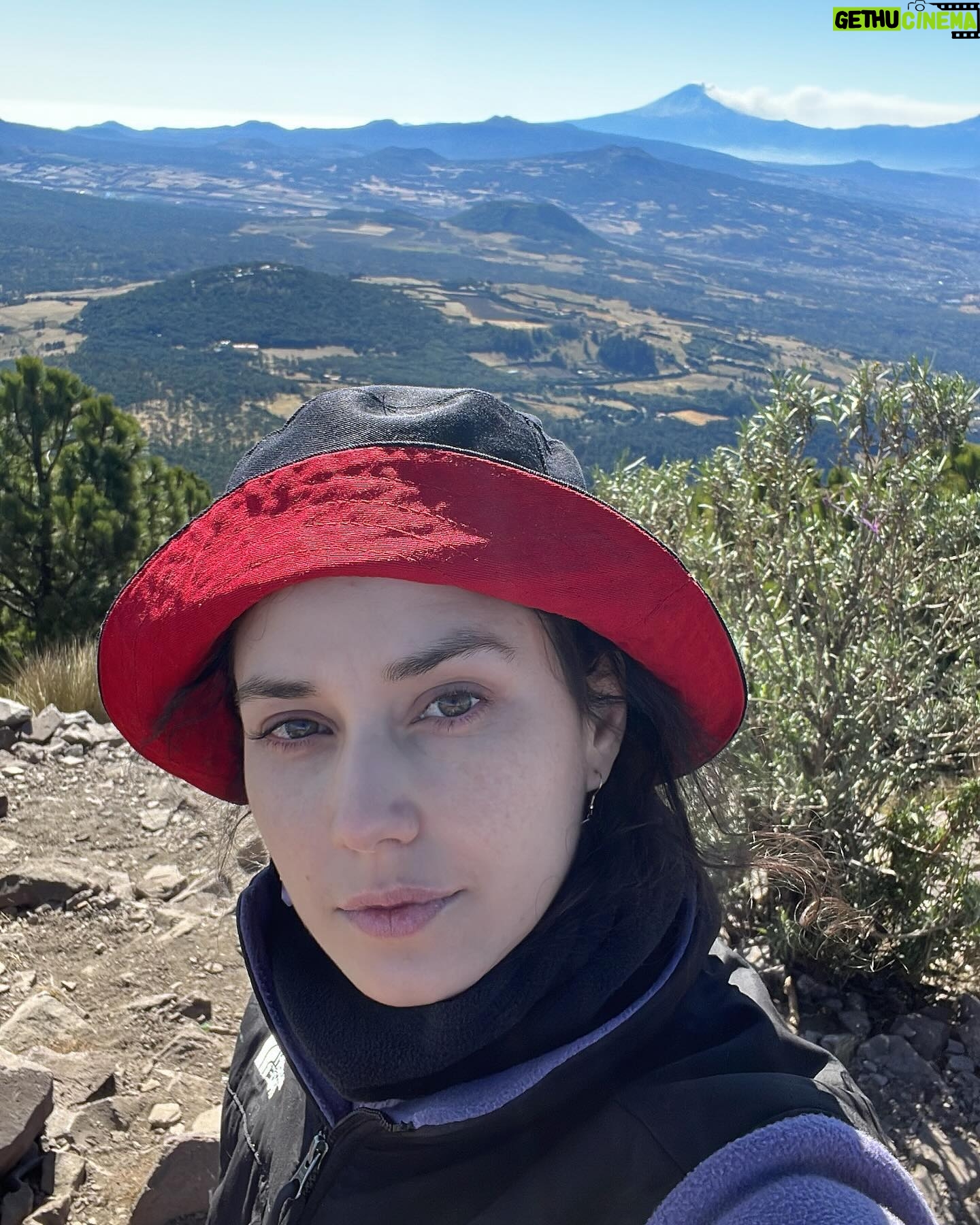 Ximena Romo Instagram - Mis 33 años 🌌 He cargado con mi cruz, ha muerto la antigua versión de mi misma y apenas empiezo a ver a la nueva. Incertidumbre. Ha llegado el momento de la madurez y que sacudida me ha dado. Los oídos no han dejado de zumbar, nunca me había enfermado tanto. El corazón ha tenido que aprender a soltar, a dejar el apego. La mente por fin se ha encontrado con el silencio que parece mitigar todo el ruido. Quiero renacer, empezar de nuevo, alejarme para encontrarme y volverme experta en esto que le llaman vida 🫀🫁🧠 ✨No hubiera logrado salir de este año sin las personas que me rodearon. Amistades que se refuerzan con las acciones de lealtad y amor. Nuevas personas que entran a mi vida para demostrar que sí existen quienes creen en darte un abrazo cuando más lo necesitas. Reconocer a mi familia elegida. Los que veo poco, pero siempre es como si nunca nos dejáramos de ver. Mejores amigos y amigas que están a una llamada de distancia, un desayuno, un café, una salida loca. Les amo con todo mi corazón, GRACIAS, GRACIAS, GRACIAS, por su presencia hermosa en mi vida, por el apoyo y soporte que fueron para mí este año de putada. Espero poder regresarles todo el amor que me han dado, porque son lo más importante que tengo y me hacen de mi vida algo hermoso 🫂