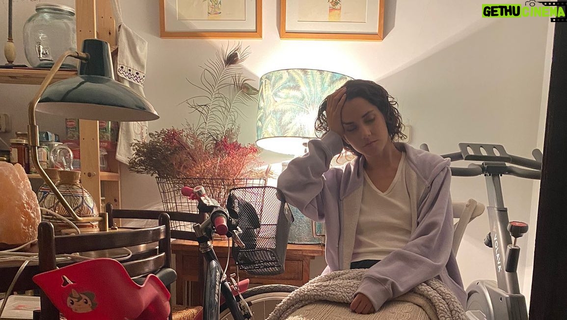 Ximena Romo Instagram - Los Artistas regresan a casa ✨🇪🇸 A partir de hoy (que allá ya es ayer) la serie esta disponible por @primevideoes en toda España🫀 Verla siempre me recuerda lo hermoso que fue hacerla, espero que la reciban con el mismo cariño. Un saludo y abrazo enorme a todo el equipo por allá. Este año Madrid me dejó con las ganas de ir, pero sé que regresaré cuando sea el momento 🥰 P.D: la ultima foto demuestra mi gran habilidad para dormir en cualquier lado de un set, gracias @berdilagocastro por retratarlo.