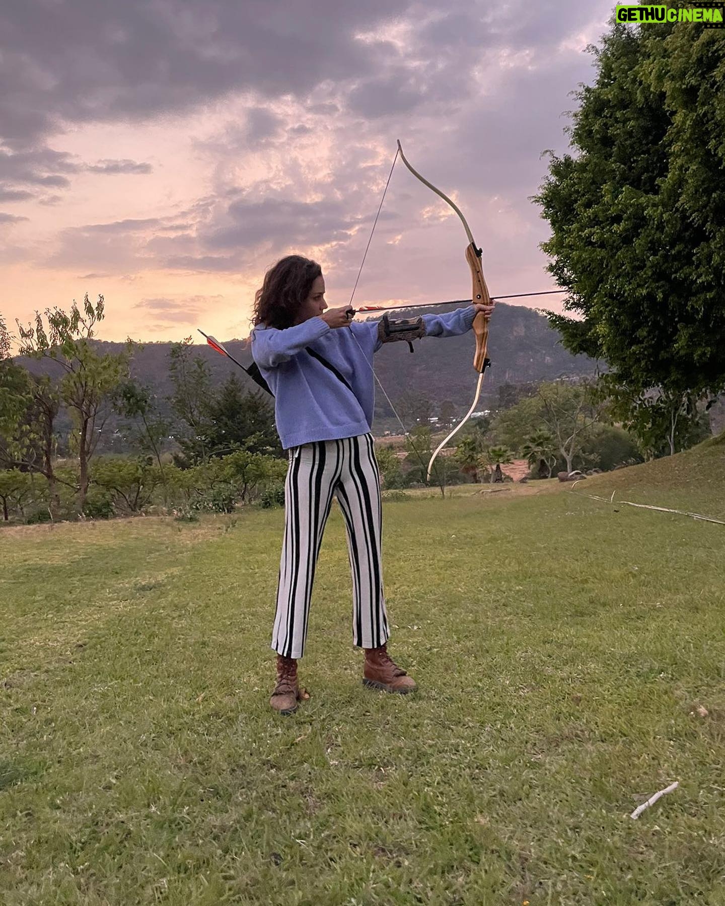 Ximena Romo Instagram - Los cuatro elementos y el quinto espíritu eres tú, así que into the unknown. Solo recuerda que ya no puedes jugar así en la alberca porque eres adulta y se te mete el agua a los oídos. Gracias 🫀 @anna.mansii @hugolu.na @victorsterrazas