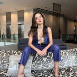 Ximena Romo Instagram - Gracias @sofyflorees @analumarban por hacerme sentir tan cómoda y cool. Gracias también a los artistas de maquillaje y peinado que me relucieron @gusbortolotti @alejandroiniguezhair @marco.casasola ✨ Junket de prensa para “Los Artistas” 1) Joyería @swarovski @elisheva.and.constance Suite @hm Body @mugler Zapatos @reginaromero 2) aretes: @alejandradecoss 3)Chaleco y pantalón @scalperscompany Tacones @jimmychoo para @granvia.mx