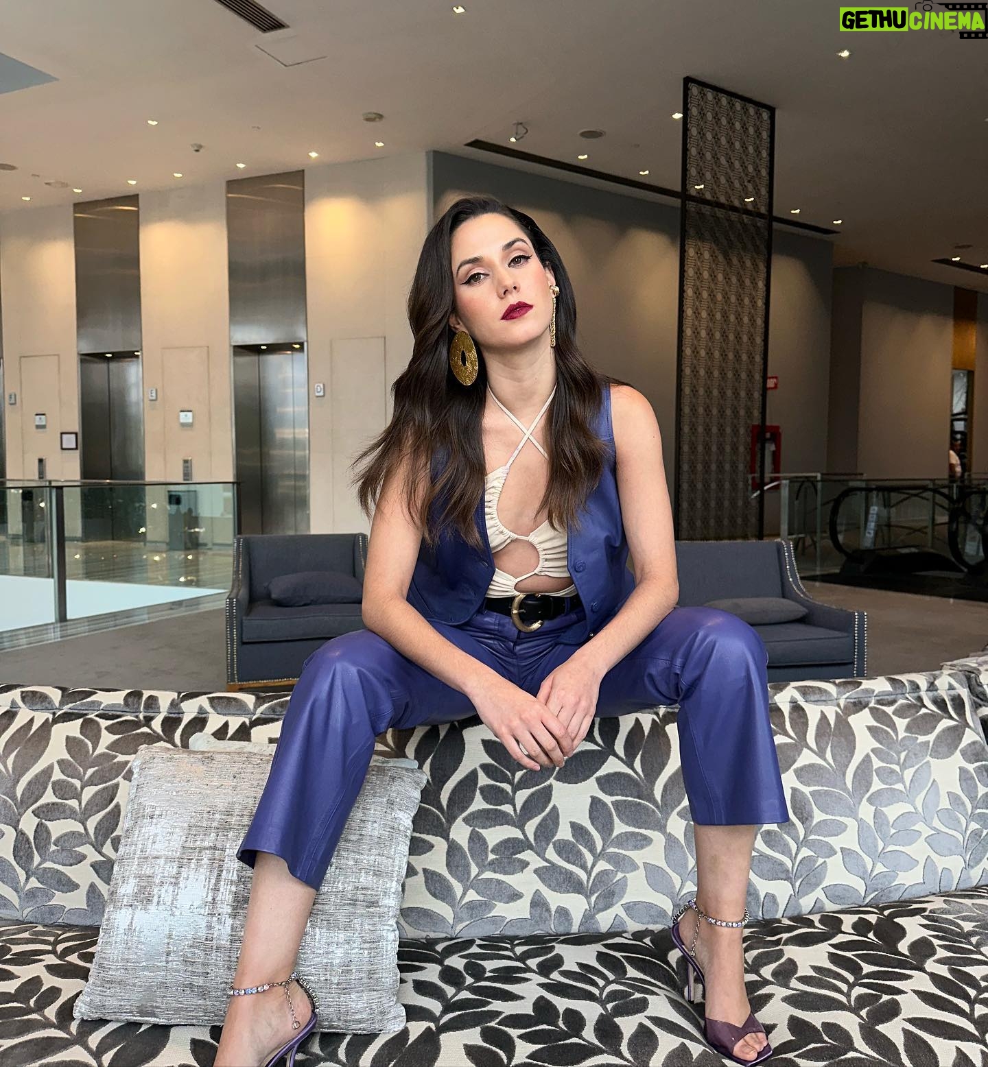 Ximena Romo Instagram - Gracias @sofyflorees @analumarban por hacerme sentir tan cómoda y cool. Gracias también a los artistas de maquillaje y peinado que me relucieron @gusbortolotti @alejandroiniguezhair @marco.casasola ✨ Junket de prensa para “Los Artistas” 1) Joyería @swarovski @elisheva.and.constance Suite @hm Body @mugler Zapatos @reginaromero 2) aretes: @alejandradecoss 3)Chaleco y pantalón @scalperscompany Tacones @jimmychoo para @granvia.mx