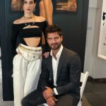 Ximena Romo Instagram - ✨PREMIER “LOS ARTISTAS: Primeros trazos. Me llene de amor y emoción al presentar esta serie. Gracias a todo el equipo de @vix @vixoriginals por hacer este evento tan especial y creativo. Fue muy lindo encontrarme con todas las personas que nos acompañaron, disfrutaron, rieron, aplaudieron y vivieron la tensión del primer capítulo, juntos con nosotrxs. Aprovecho para agradecer a los productores y productoras de esta serie desde España y Miami, que han hecho que la experiencia sea hermosa. Gracias a mis compañeros @maxi_iglesias @reginapavon por acompañarnos tan amorosamente en este viaje. Gracias a mis amigas, amigos y familia que me apoyaron tanto esa noche. Gracias a mi equipo @lizzycancino @cartoo @jerryml1 por trabajar de la mano. A mi RP @brendanavac por el cuidado y el profesionalismo y a todo el equipo de styling @sofyflorees @analumarban por siempre hacerme sentir cómoda y cool. NO SE PIERDAN ESTA SERIE EL 7 DE JULIO POR #vix #losartistasvix *Look alfombra* - Hair: @alejandroiniguezhair - Makeup: @gusbortolotti - Styling: @sofyflorees - Joyería @swarovski @elisheva.and.constance - Body @mugler - Suit @hm - Bolsa: @dior - Zapatos @reginaromero 📸 @adrihamui