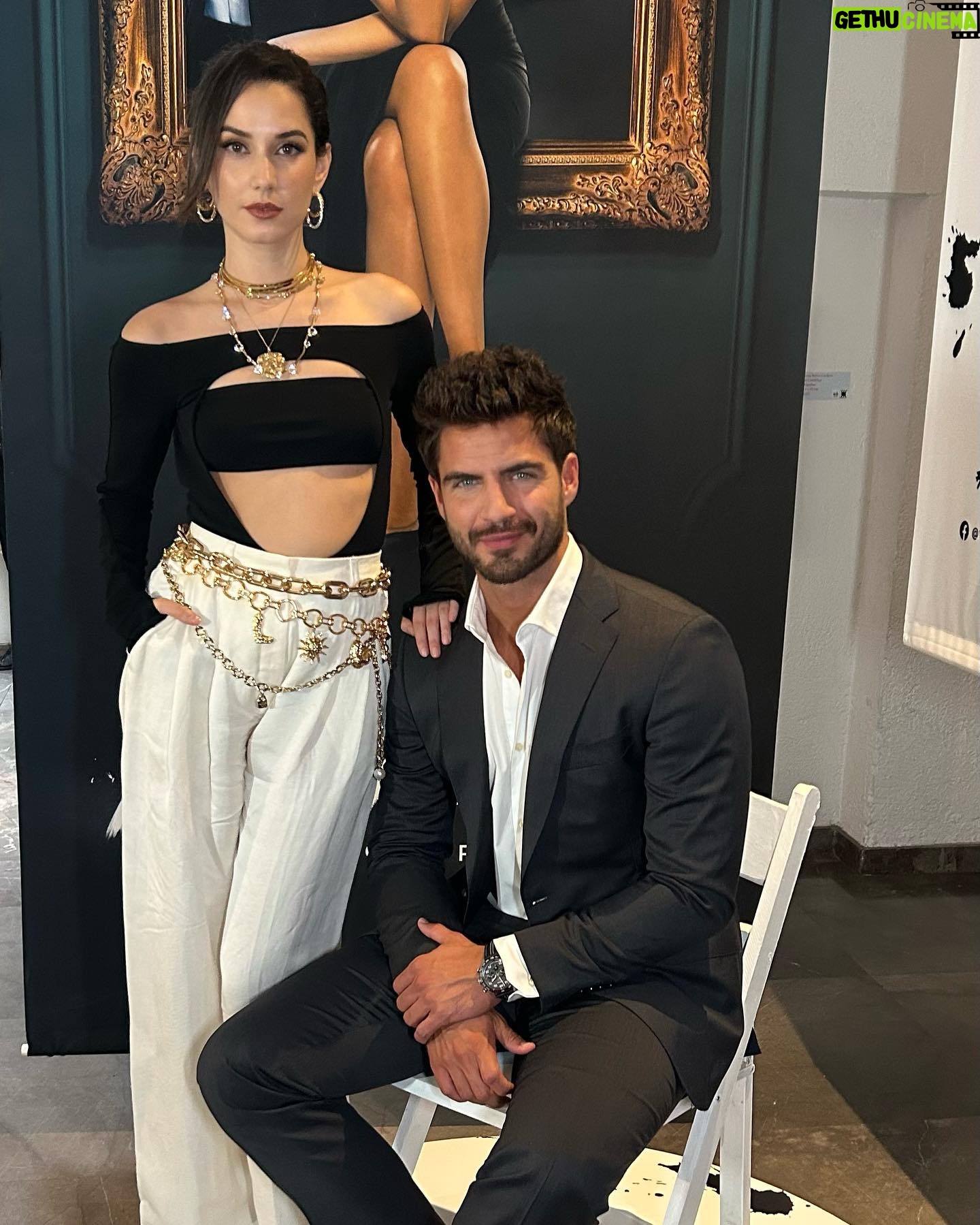 Ximena Romo Instagram - ✨PREMIER “LOS ARTISTAS: Primeros trazos. Me llene de amor y emoción al presentar esta serie. Gracias a todo el equipo de @vix @vixoriginals por hacer este evento tan especial y creativo. Fue muy lindo encontrarme con todas las personas que nos acompañaron, disfrutaron, rieron, aplaudieron y vivieron la tensión del primer capítulo, juntos con nosotrxs. Aprovecho para agradecer a los productores y productoras de esta serie desde España y Miami, que han hecho que la experiencia sea hermosa. Gracias a mis compañeros @maxi_iglesias @reginapavon por acompañarnos tan amorosamente en este viaje. Gracias a mis amigas, amigos y familia que me apoyaron tanto esa noche. Gracias a mi equipo @lizzycancino @cartoo @jerryml1 por trabajar de la mano. A mi RP @brendanavac por el cuidado y el profesionalismo y a todo el equipo de styling @sofyflorees @analumarban por siempre hacerme sentir cómoda y cool. NO SE PIERDAN ESTA SERIE EL 7 DE JULIO POR #vix #losartistasvix *Look alfombra* - Hair: @alejandroiniguezhair - Makeup: @gusbortolotti - Styling: @sofyflorees - Joyería @swarovski @elisheva.and.constance - Body @mugler - Suit @hm - Bolsa: @dior - Zapatos @reginaromero 📸 @adrihamui