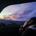 Ximena Romo Instagram - SANTOS REYES PÁPALO Subimos las montañas de Oaxaca, caminamos subidas y bajadas. La niebla nos abrazó. Nunca había visto tanta tierra, tanto verde, tanta cosecha, la nubes tan cerquita. Fuimos tres, viviendo juntos, trabajando a la par. Di un taller de actuación en el bachillerato. Emoción y miedo, juego, imaginación…todo salió increíble. Un proyecto fotográfico al lado del artista kraken y la mujer de las plantas, coleccionistas y recolectores de rocas, tierra, plantas y flores. Me presentaron a las cabras, me hablaron del dueño del bosque y el dios del rayo (la lluvia). Nos invitaron a comer y conocimos sus vidas. Vimos el barro nacer. Un abrazo femenino. Apapacho por las noches. Casa improvisada. Gracias Rogelio por todo. Gracias comité de madres. Gracias chicas y chicos por participar, espero lo hayan disfrutado tanto como nosotrxs. GRACIAS 🫂 @mend._.00 🫀 @jp_minor “Jadi chinyadi”
