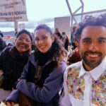 Ximena Romo Instagram - SANTOS REYES PÁPALO Subimos las montañas de Oaxaca, caminamos subidas y bajadas. La niebla nos abrazó. Nunca había visto tanta tierra, tanto verde, tanta cosecha, la nubes tan cerquita. Fuimos tres, viviendo juntos, trabajando a la par. Di un taller de actuación en el bachillerato. Emoción y miedo, juego, imaginación…todo salió increíble. Un proyecto fotográfico al lado del artista kraken y la mujer de las plantas, coleccionistas y recolectores de rocas, tierra, plantas y flores. Me presentaron a las cabras, me hablaron del dueño del bosque y el dios del rayo (la lluvia). Nos invitaron a comer y conocimos sus vidas. Vimos el barro nacer. Un abrazo femenino. Apapacho por las noches. Casa improvisada. Gracias Rogelio por todo. Gracias comité de madres. Gracias chicas y chicos por participar, espero lo hayan disfrutado tanto como nosotrxs. GRACIAS 🫂 @mend._.00 🫀 @jp_minor “Jadi chinyadi”