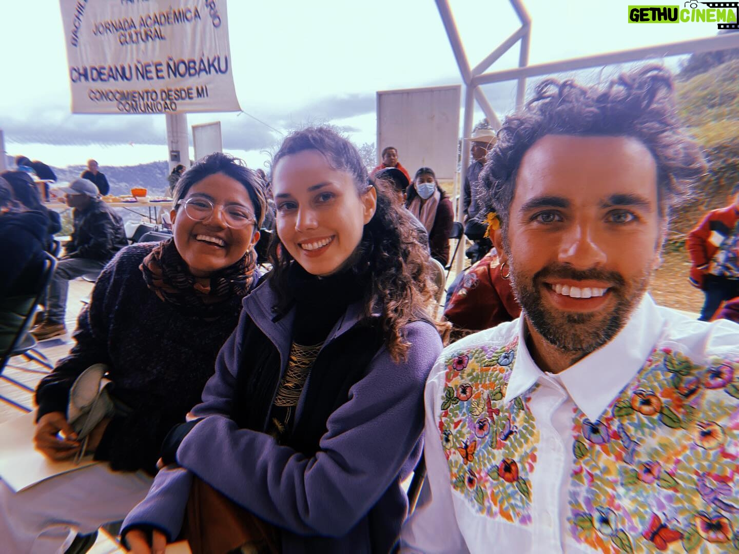 Ximena Romo Instagram - SANTOS REYES PÁPALO Subimos las montañas de Oaxaca, caminamos subidas y bajadas. La niebla nos abrazó. Nunca había visto tanta tierra, tanto verde, tanta cosecha, la nubes tan cerquita. Fuimos tres, viviendo juntos, trabajando a la par. Di un taller de actuación en el bachillerato. Emoción y miedo, juego, imaginación…todo salió increíble. Un proyecto fotográfico al lado del artista kraken y la mujer de las plantas, coleccionistas y recolectores de rocas, tierra, plantas y flores. Me presentaron a las cabras, me hablaron del dueño del bosque y el dios del rayo (la lluvia). Nos invitaron a comer y conocimos sus vidas. Vimos el barro nacer. Un abrazo femenino. Apapacho por las noches. Casa improvisada. Gracias Rogelio por todo. Gracias comité de madres. Gracias chicas y chicos por participar, espero lo hayan disfrutado tanto como nosotrxs. GRACIAS 🫂 @mend._.00 🫀 @jp_minor “Jadi chinyadi”