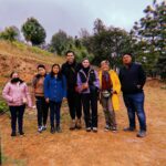 Ximena Romo Instagram - SANTOS REYES PÁPALO Subimos las montañas de Oaxaca, caminamos subidas y bajadas. La niebla nos abrazó. Nunca había visto tanta tierra, tanto verde, tanta cosecha, la nubes tan cerquita. Fuimos tres, viviendo juntos, trabajando a la par. Di un taller de actuación en el bachillerato. Emoción y miedo, juego, imaginación…todo salió increíble. Un proyecto fotográfico al lado del artista kraken y la mujer de las plantas, coleccionistas y recolectores de rocas, tierra, plantas y flores. Me presentaron a las cabras, me hablaron del dueño del bosque y el dios del rayo (la lluvia). Nos invitaron a comer y conocimos sus vidas. Vimos el barro nacer. Un abrazo femenino. Apapacho por las noches. Casa improvisada. Gracias Rogelio por todo. Gracias comité de madres. Gracias chicas y chicos por participar, espero lo hayan disfrutado tanto como nosotrxs. GRACIAS 🫂 @mend._.00 🫀 @jp_minor “Jadi chinyadi”