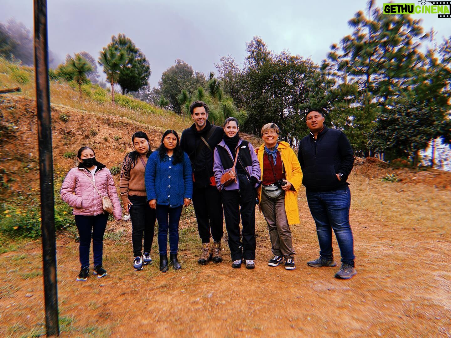 Ximena Romo Instagram - SANTOS REYES PÁPALO Subimos las montañas de Oaxaca, caminamos subidas y bajadas. La niebla nos abrazó. Nunca había visto tanta tierra, tanto verde, tanta cosecha, la nubes tan cerquita. Fuimos tres, viviendo juntos, trabajando a la par. Di un taller de actuación en el bachillerato. Emoción y miedo, juego, imaginación…todo salió increíble. Un proyecto fotográfico al lado del artista kraken y la mujer de las plantas, coleccionistas y recolectores de rocas, tierra, plantas y flores. Me presentaron a las cabras, me hablaron del dueño del bosque y el dios del rayo (la lluvia). Nos invitaron a comer y conocimos sus vidas. Vimos el barro nacer. Un abrazo femenino. Apapacho por las noches. Casa improvisada. Gracias Rogelio por todo. Gracias comité de madres. Gracias chicas y chicos por participar, espero lo hayan disfrutado tanto como nosotrxs. GRACIAS 🫂 @mend._.00 🫀 @jp_minor “Jadi chinyadi”