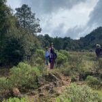 Ximena Romo Instagram - SANTOS REYES PÁPALO Subimos las montañas de Oaxaca, caminamos subidas y bajadas. La niebla nos abrazó. Nunca había visto tanta tierra, tanto verde, tanta cosecha, la nubes tan cerquita. Fuimos tres, viviendo juntos, trabajando a la par. Di un taller de actuación en el bachillerato. Emoción y miedo, juego, imaginación…todo salió increíble. Un proyecto fotográfico al lado del artista kraken y la mujer de las plantas, coleccionistas y recolectores de rocas, tierra, plantas y flores. Me presentaron a las cabras, me hablaron del dueño del bosque y el dios del rayo (la lluvia). Nos invitaron a comer y conocimos sus vidas. Vimos el barro nacer. Un abrazo femenino. Apapacho por las noches. Casa improvisada. Gracias Rogelio por todo. Gracias comité de madres. Gracias chicas y chicos por participar, espero lo hayan disfrutado tanto como nosotrxs. GRACIAS 🫂 @mend._.00 🫀 @jp_minor “Jadi chinyadi”