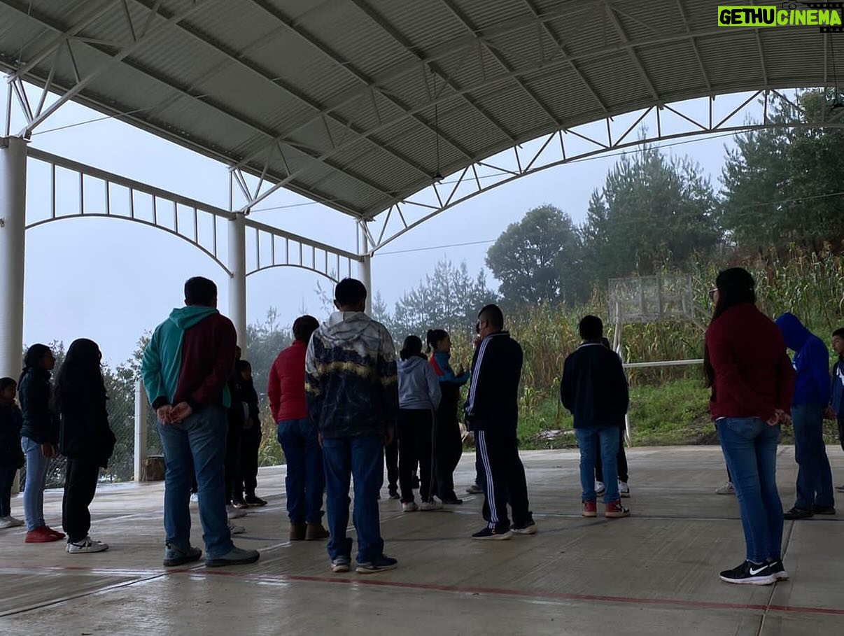 Ximena Romo Instagram - SANTOS REYES PÁPALO Subimos las montañas de Oaxaca, caminamos subidas y bajadas. La niebla nos abrazó. Nunca había visto tanta tierra, tanto verde, tanta cosecha, la nubes tan cerquita. Fuimos tres, viviendo juntos, trabajando a la par. Di un taller de actuación en el bachillerato. Emoción y miedo, juego, imaginación…todo salió increíble. Un proyecto fotográfico al lado del artista kraken y la mujer de las plantas, coleccionistas y recolectores de rocas, tierra, plantas y flores. Me presentaron a las cabras, me hablaron del dueño del bosque y el dios del rayo (la lluvia). Nos invitaron a comer y conocimos sus vidas. Vimos el barro nacer. Un abrazo femenino. Apapacho por las noches. Casa improvisada. Gracias Rogelio por todo. Gracias comité de madres. Gracias chicas y chicos por participar, espero lo hayan disfrutado tanto como nosotrxs. GRACIAS 🫂 @mend._.00 🫀 @jp_minor “Jadi chinyadi”