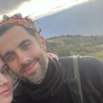 Ximena Romo Instagram - SANTOS REYES PÁPALO Subimos las montañas de Oaxaca, caminamos subidas y bajadas. La niebla nos abrazó. Nunca había visto tanta tierra, tanto verde, tanta cosecha, la nubes tan cerquita. Fuimos tres, viviendo juntos, trabajando a la par. Di un taller de actuación en el bachillerato. Emoción y miedo, juego, imaginación…todo salió increíble. Un proyecto fotográfico al lado del artista kraken y la mujer de las plantas, coleccionistas y recolectores de rocas, tierra, plantas y flores. Me presentaron a las cabras, me hablaron del dueño del bosque y el dios del rayo (la lluvia). Nos invitaron a comer y conocimos sus vidas. Vimos el barro nacer. Un abrazo femenino. Apapacho por las noches. Casa improvisada. Gracias Rogelio por todo. Gracias comité de madres. Gracias chicas y chicos por participar, espero lo hayan disfrutado tanto como nosotrxs. GRACIAS 🫂 @mend._.00 🫀 @jp_minor “Jadi chinyadi”