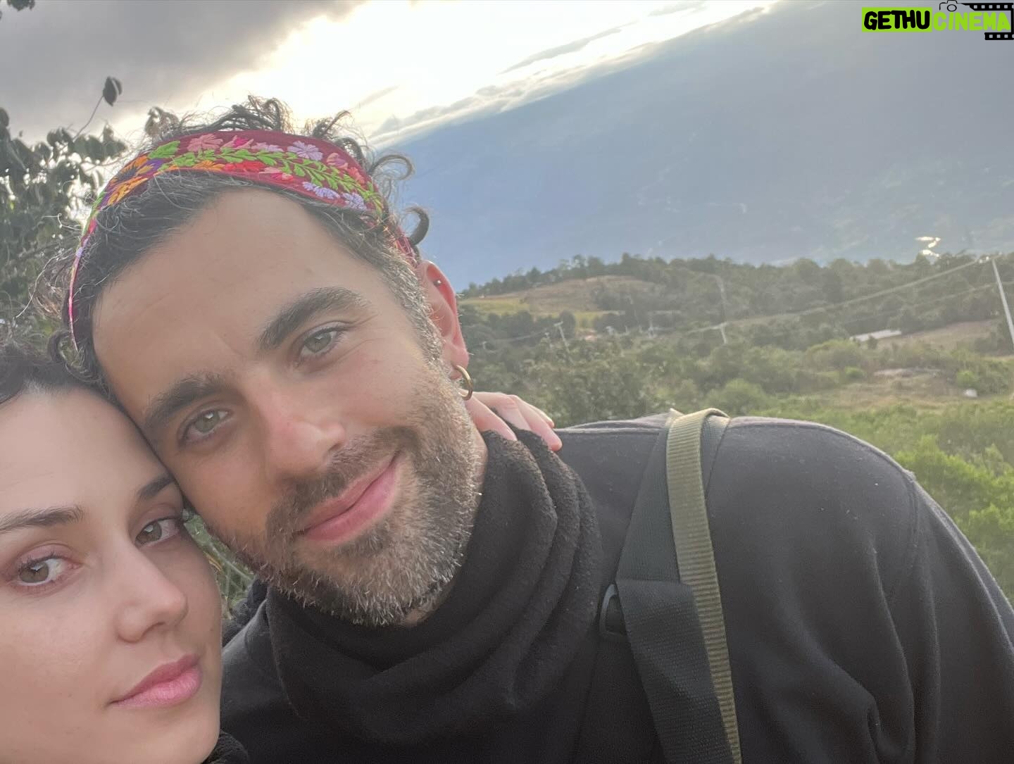 Ximena Romo Instagram - SANTOS REYES PÁPALO Subimos las montañas de Oaxaca, caminamos subidas y bajadas. La niebla nos abrazó. Nunca había visto tanta tierra, tanto verde, tanta cosecha, la nubes tan cerquita. Fuimos tres, viviendo juntos, trabajando a la par. Di un taller de actuación en el bachillerato. Emoción y miedo, juego, imaginación…todo salió increíble. Un proyecto fotográfico al lado del artista kraken y la mujer de las plantas, coleccionistas y recolectores de rocas, tierra, plantas y flores. Me presentaron a las cabras, me hablaron del dueño del bosque y el dios del rayo (la lluvia). Nos invitaron a comer y conocimos sus vidas. Vimos el barro nacer. Un abrazo femenino. Apapacho por las noches. Casa improvisada. Gracias Rogelio por todo. Gracias comité de madres. Gracias chicas y chicos por participar, espero lo hayan disfrutado tanto como nosotrxs. GRACIAS 🫂 @mend._.00 🫀 @jp_minor “Jadi chinyadi”