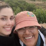 Ximena Romo Instagram - SANTOS REYES PÁPALO Subimos las montañas de Oaxaca, caminamos subidas y bajadas. La niebla nos abrazó. Nunca había visto tanta tierra, tanto verde, tanta cosecha, la nubes tan cerquita. Fuimos tres, viviendo juntos, trabajando a la par. Di un taller de actuación en el bachillerato. Emoción y miedo, juego, imaginación…todo salió increíble. Un proyecto fotográfico al lado del artista kraken y la mujer de las plantas, coleccionistas y recolectores de rocas, tierra, plantas y flores. Me presentaron a las cabras, me hablaron del dueño del bosque y el dios del rayo (la lluvia). Nos invitaron a comer y conocimos sus vidas. Vimos el barro nacer. Un abrazo femenino. Apapacho por las noches. Casa improvisada. Gracias Rogelio por todo. Gracias comité de madres. Gracias chicas y chicos por participar, espero lo hayan disfrutado tanto como nosotrxs. GRACIAS 🫂 @mend._.00 🫀 @jp_minor “Jadi chinyadi”