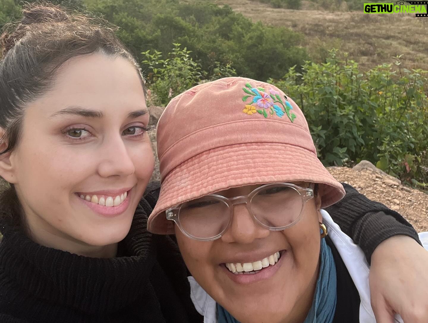Ximena Romo Instagram - SANTOS REYES PÁPALO Subimos las montañas de Oaxaca, caminamos subidas y bajadas. La niebla nos abrazó. Nunca había visto tanta tierra, tanto verde, tanta cosecha, la nubes tan cerquita. Fuimos tres, viviendo juntos, trabajando a la par. Di un taller de actuación en el bachillerato. Emoción y miedo, juego, imaginación…todo salió increíble. Un proyecto fotográfico al lado del artista kraken y la mujer de las plantas, coleccionistas y recolectores de rocas, tierra, plantas y flores. Me presentaron a las cabras, me hablaron del dueño del bosque y el dios del rayo (la lluvia). Nos invitaron a comer y conocimos sus vidas. Vimos el barro nacer. Un abrazo femenino. Apapacho por las noches. Casa improvisada. Gracias Rogelio por todo. Gracias comité de madres. Gracias chicas y chicos por participar, espero lo hayan disfrutado tanto como nosotrxs. GRACIAS 🫂 @mend._.00 🫀 @jp_minor “Jadi chinyadi”
