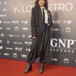 Ximena Romo Instagram - 🌙 Gran fiesta la de anoche en @losmetromx ✨El teatro mexicano es una verdadera maravilla y hay que celebrarlo. Guerrero, a veces saliendo a delante con muy pocos recursos, honesto, diverso, de pura calidad. Este año me tocó ver obras emocionantes y deliciosas, en todos esos espacios tan variados y diversos, porque hay para todo tipo de público. Me encanta el teatro en México, felicidades a las obras nominadas y a quienes ganaron. Espero poder regresar a la tablas pronto. Gracias @zurce__ @daniel__herranz por mi traje y a mi acompañante @brendanavac 🎭