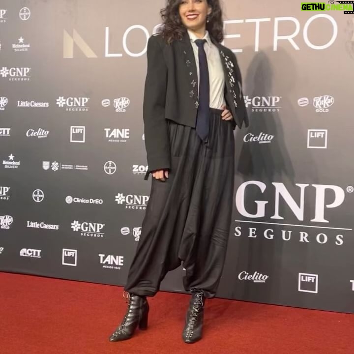 Ximena Romo Instagram - 🌙 Gran fiesta la de anoche en @losmetromx ✨El teatro mexicano es una verdadera maravilla y hay que celebrarlo. Guerrero, a veces saliendo a delante con muy pocos recursos, honesto, diverso, de pura calidad. Este año me tocó ver obras emocionantes y deliciosas, en todos esos espacios tan variados y diversos, porque hay para todo tipo de público. Me encanta el teatro en México, felicidades a las obras nominadas y a quienes ganaron. Espero poder regresar a la tablas pronto. Gracias @zurce__ @daniel__herranz por mi traje y a mi acompañante @brendanavac 🎭