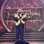 Ximena Romo Instagram - 🌙 Gran fiesta la de anoche en @losmetromx ✨El teatro mexicano es una verdadera maravilla y hay que celebrarlo. Guerrero, a veces saliendo a delante con muy pocos recursos, honesto, diverso, de pura calidad. Este año me tocó ver obras emocionantes y deliciosas, en todos esos espacios tan variados y diversos, porque hay para todo tipo de público. Me encanta el teatro en México, felicidades a las obras nominadas y a quienes ganaron. Espero poder regresar a la tablas pronto. Gracias @zurce__ @daniel__herranz por mi traje y a mi acompañante @brendanavac 🎭