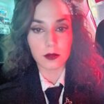 Ximena Romo Instagram - 🌙 Gran fiesta la de anoche en @losmetromx ✨El teatro mexicano es una verdadera maravilla y hay que celebrarlo. Guerrero, a veces saliendo a delante con muy pocos recursos, honesto, diverso, de pura calidad. Este año me tocó ver obras emocionantes y deliciosas, en todos esos espacios tan variados y diversos, porque hay para todo tipo de público. Me encanta el teatro en México, felicidades a las obras nominadas y a quienes ganaron. Espero poder regresar a la tablas pronto. Gracias @zurce__ @daniel__herranz por mi traje y a mi acompañante @brendanavac 🎭