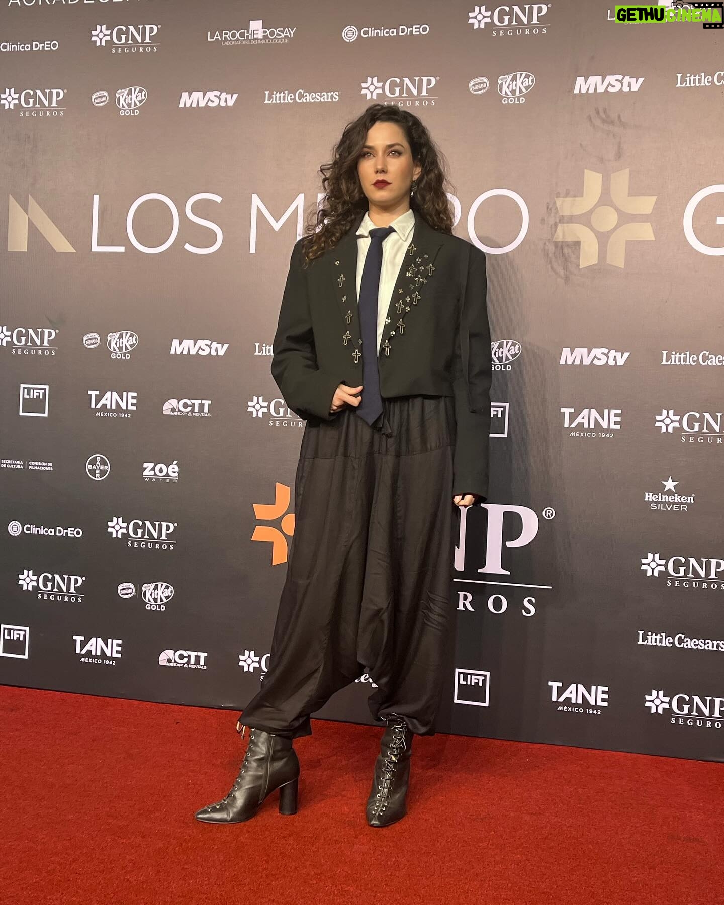 Ximena Romo Instagram - 🌙 Gran fiesta la de anoche en @losmetromx ✨El teatro mexicano es una verdadera maravilla y hay que celebrarlo. Guerrero, a veces saliendo a delante con muy pocos recursos, honesto, diverso, de pura calidad. Este año me tocó ver obras emocionantes y deliciosas, en todos esos espacios tan variados y diversos, porque hay para todo tipo de público. Me encanta el teatro en México, felicidades a las obras nominadas y a quienes ganaron. Espero poder regresar a la tablas pronto. Gracias @zurce__ @daniel__herranz por mi traje y a mi acompañante @brendanavac 🎭
