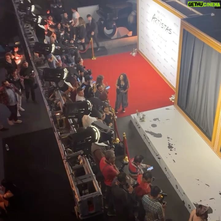 Ximena Romo Instagram - ✨PREMIER “LOS ARTISTAS: Primeros trazos. Me llene de amor y emoción al presentar esta serie. Gracias a todo el equipo de @vix @vixoriginals por hacer este evento tan especial y creativo. Fue muy lindo encontrarme con todas las personas que nos acompañaron, disfrutaron, rieron, aplaudieron y vivieron la tensión del primer capítulo, juntos con nosotrxs. Aprovecho para agradecer a los productores y productoras de esta serie desde España y Miami, que han hecho que la experiencia sea hermosa. Gracias a mis compañeros @maxi_iglesias @reginapavon por acompañarnos tan amorosamente en este viaje. Gracias a mis amigas, amigos y familia que me apoyaron tanto esa noche. Gracias a mi equipo @lizzycancino @cartoo @jerryml1 por trabajar de la mano. A mi RP @brendanavac por el cuidado y el profesionalismo y a todo el equipo de styling @sofyflorees @analumarban por siempre hacerme sentir cómoda y cool. NO SE PIERDAN ESTA SERIE EL 7 DE JULIO POR #vix #losartistasvix *Look alfombra* - Hair: @alejandroiniguezhair - Makeup: @gusbortolotti - Styling: @sofyflorees - Joyería @swarovski @elisheva.and.constance - Body @mugler - Suit @hm - Bolsa: @dior - Zapatos @reginaromero 📸 @adrihamui