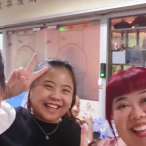 Xixi Lim Instagram - 因为太好笑，我像记录下来，po起来这样就能永久保存 😆 

Long story short: 我重发了我小助理发的 IG 动态，顺便打上字幕 “我最爱的小助理22岁啦！”但是我的电话sabo我，直接 auto correct到 “最矮的小助理”。是啦，我当然也不小心的po 了。。解过就是现在你看到我这段视频的状态，直接笑死 😂😆 

今天是我小助理的生日，不管你是最矮还是最高，你永远都会是我最最最爱的助理！因为没有你我真的不行，记得我老了你得要帮我换衣换尿布哈 😉 你摆脱不了我的！一起奋斗我的capybara小助理 😙😙