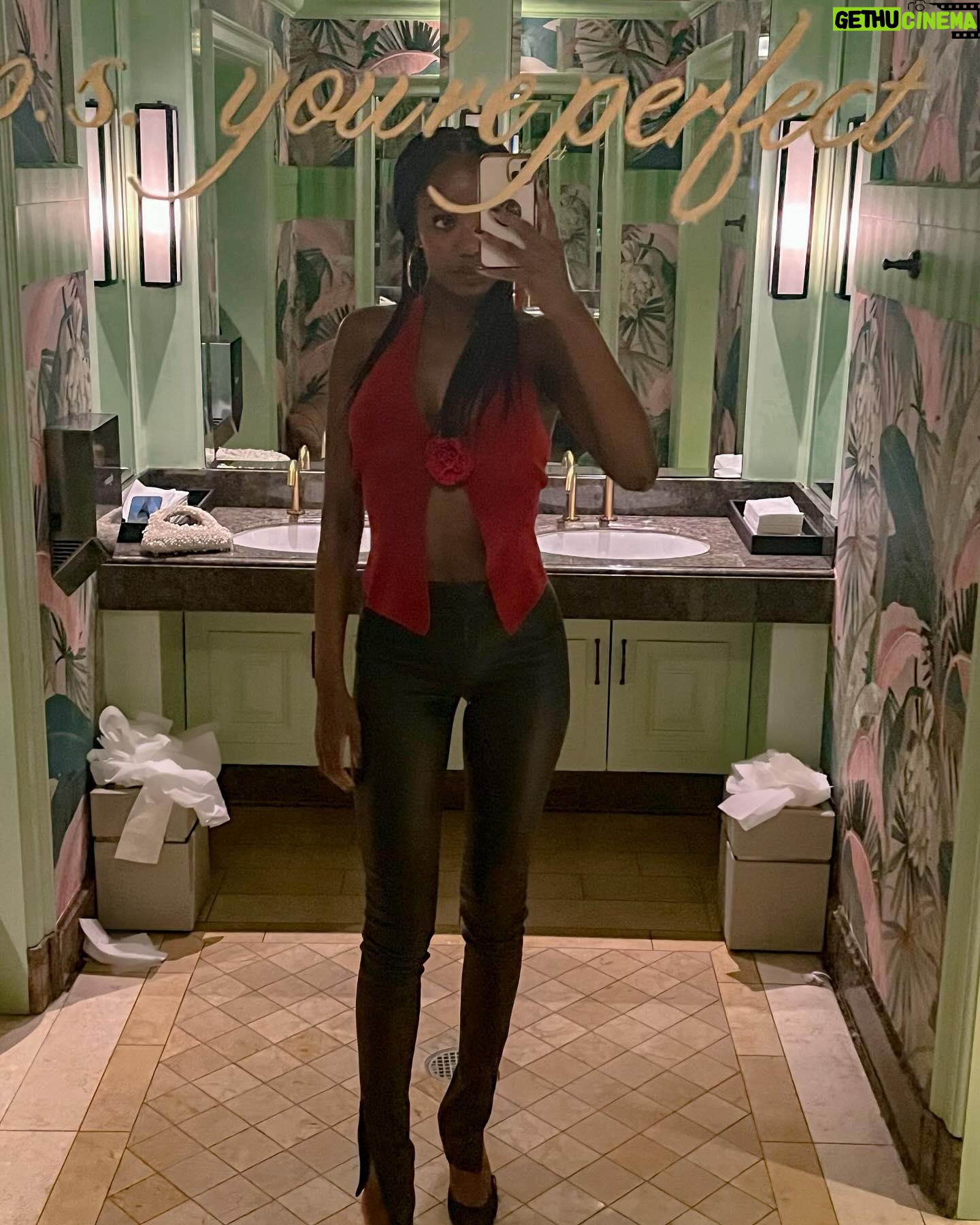 Xosha Roquemore - 2K Likes - Happy birthday to me! Thanks to my friends and fam who made this weekend and my life special. Feeling hella reflective today. This year was transformational in the INTENSE way. I faced my biggest fear! I LET GO (still letting go). I shot a BIG OLE fancy movie that came to me in the depths of pain and heartbreak. Hallelujah! I rose to the occasion and I stayed sexy and fine af. THIRTYFINE!!! Looking forward to more more more this year🥂🥂