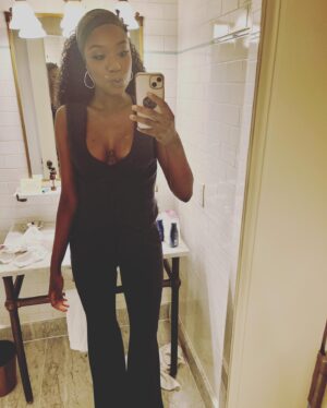 Xosha Roquemore Instagram - “First Time Female Director” Tribeca 2023. SO MUCH FUN!! @chelsanity really did it with this. Non stop laughs! Coming to Roku in 2024!

Styled by @jasonrembert 
Makeup @edwardcruz 
Hair @brentondiallo