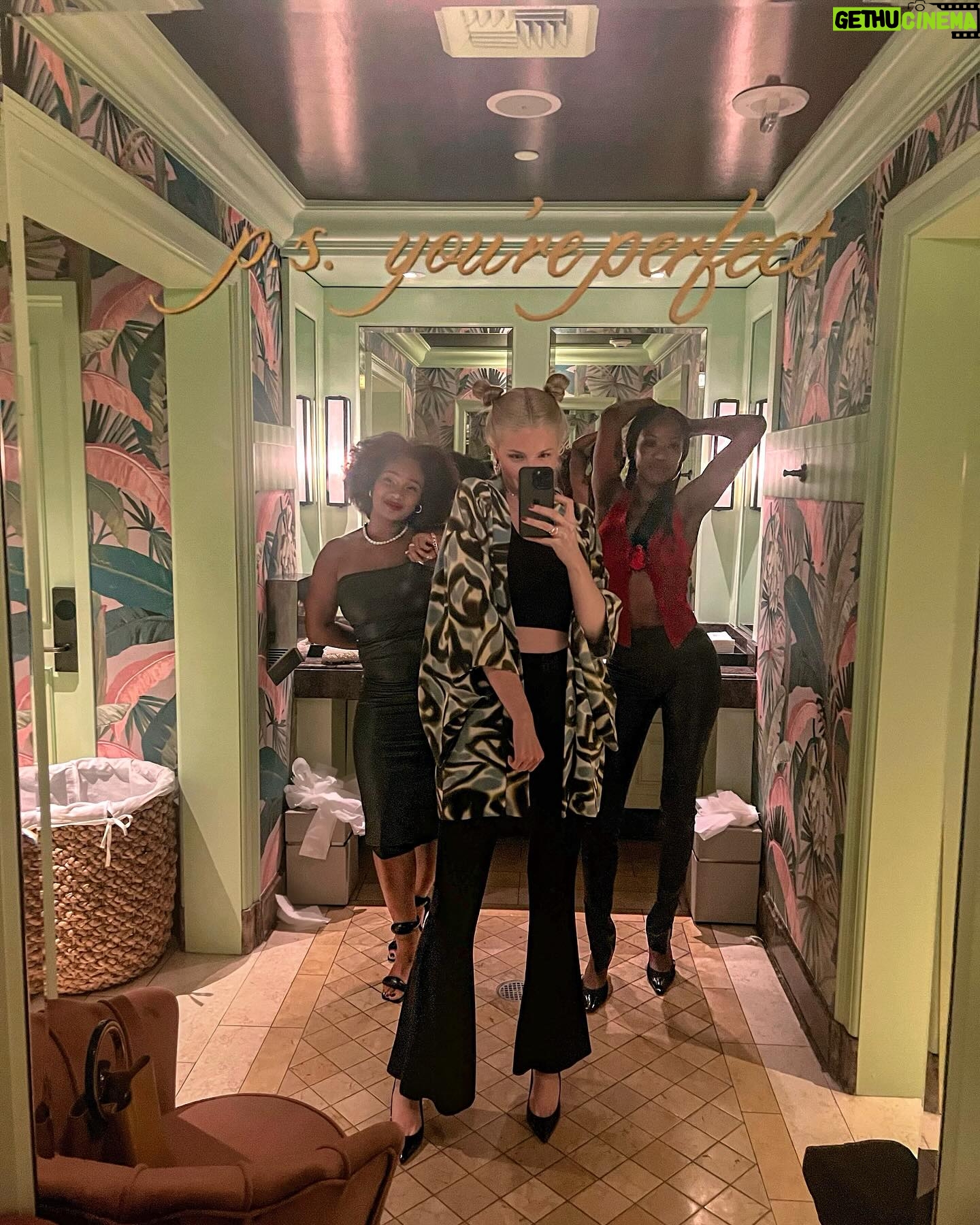 Xosha Roquemore - 2K Likes - Happy birthday to me! Thanks to my friends and fam who made this weekend and my life special. Feeling hella reflective today. This year was transformational in the INTENSE way. I faced my biggest fear! I LET GO (still letting go). I shot a BIG OLE fancy movie that came to me in the depths of pain and heartbreak. Hallelujah! I rose to the occasion and I stayed sexy and fine af. THIRTYFINE!!! Looking forward to more more more this year🥂🥂