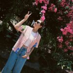Xu Yahui Instagram - 我只能用“不可思议”来形容这个五月。 这种感觉经历过才有办法了解和体会。 1） 见到花就变花痴的我 2）真的很美我沒有騙你 3) 庆幸在怀疑人生的时候还能吃到一碗让我GDLL的sukhothai noodles 🥹 用心和快乐煮出来的食物真的能促动人心 4) 我终于知道为什么有一首歌叫“红红的太阳”了！可以想象有多热吗？😆 5) off day 的其中一天 6) 去的都是我平时很爱的地方 7) 很有vibe 8）必须拍张照留念 9) 第一次在外国坐motorbike (你看我抓到这么紧😅) 10) WORK LIFE BALANCE ◡̈