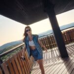 Yüsra Geyik Instagram - Göz alıcı bir yolculuk bu benim için… Yenilenmek gibi, tazelenmek gibi, yeni peugeot 208 gibi. Başlıyoruz… #Yeni208 @peugeotturkiye #işbirliği