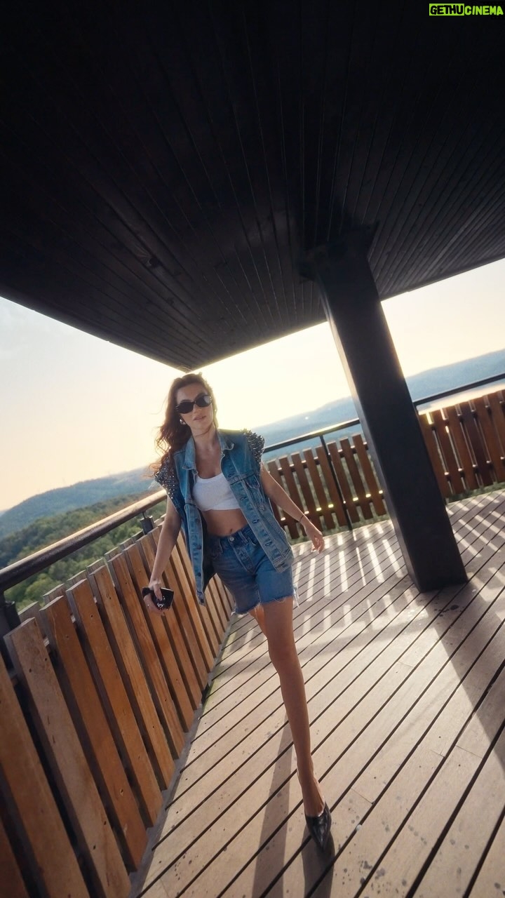 Yüsra Geyik Instagram - Göz alıcı bir yolculuk bu benim için… Yenilenmek gibi, tazelenmek gibi, yeni peugeot 208 gibi. Başlıyoruz… #Yeni208 @peugeotturkiye #işbirliği