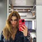Yüsra Geyik Instagram - Arkada hangi şarkı çalıyor?