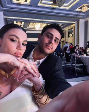 Yüsra Geyik Instagram - Bir kadın birey, bir erkek birey #aile