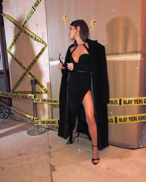 Yüsra Geyik Instagram - Black is the new black 🖤
Black dress  @zeyneptosunofficial baby