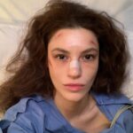 Yüsra Geyik Instagram - Yaptık bir şeyler, bileğimizin gücü yettiğince. Ama sevdik efendim. Koşulsuz, sonsuz, uçsuz bucaksız, tereddütsüz, karşılık beklemeden sevdik. Yaptık bir şeyler… Vesilenizle, #aile