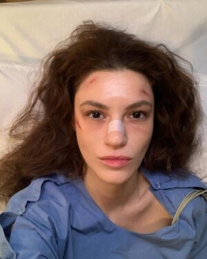 Yüsra Geyik Instagram - Yaptık bir şeyler, bileğimizin gücü yettiğince. Ama sevdik efendim. Koşulsuz, sonsuz, uçsuz bucaksız, tereddütsüz, karşılık beklemeden sevdik. Yaptık bir şeyler…

Vesilenizle,
#aile