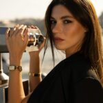 Yüsra Geyik Instagram - Şehrin hızla akan temposunda ruhunu özgür bırak. Çünkü o, zamanın en değerli hatırlatıcısı… @saatvesaat @michaelkors #SaatveSaat #MichaelKors #işbirliği