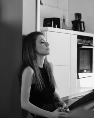 Yüsra Geyik Instagram - Yaptık bir şeyler, bileğimizin gücü yettiğince. Ama sevdik efendim. Koşulsuz, sonsuz, uçsuz bucaksız, tereddütsüz, karşılık beklemeden sevdik. Yaptık bir şeyler…

Vesilenizle,
#aile