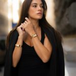 Yüsra Geyik Instagram - Şehrin hızla akan temposunda ruhunu özgür bırak. Çünkü o, zamanın en değerli hatırlatıcısı… @saatvesaat @michaelkors #SaatveSaat #MichaelKors #işbirliği