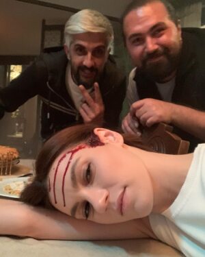 Yüsra Geyik Instagram - Yaptık bir şeyler, bileğimizin gücü yettiğince. Ama sevdik efendim. Koşulsuz, sonsuz, uçsuz bucaksız, tereddütsüz, karşılık beklemeden sevdik. Yaptık bir şeyler…

Vesilenizle,
#aile