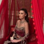 Yüsra Geyik Instagram - Yaptık bir şeyler, bileğimizin gücü yettiğince. Ama sevdik efendim. Koşulsuz, sonsuz, uçsuz bucaksız, tereddütsüz, karşılık beklemeden sevdik. Yaptık bir şeyler… Vesilenizle, #aile