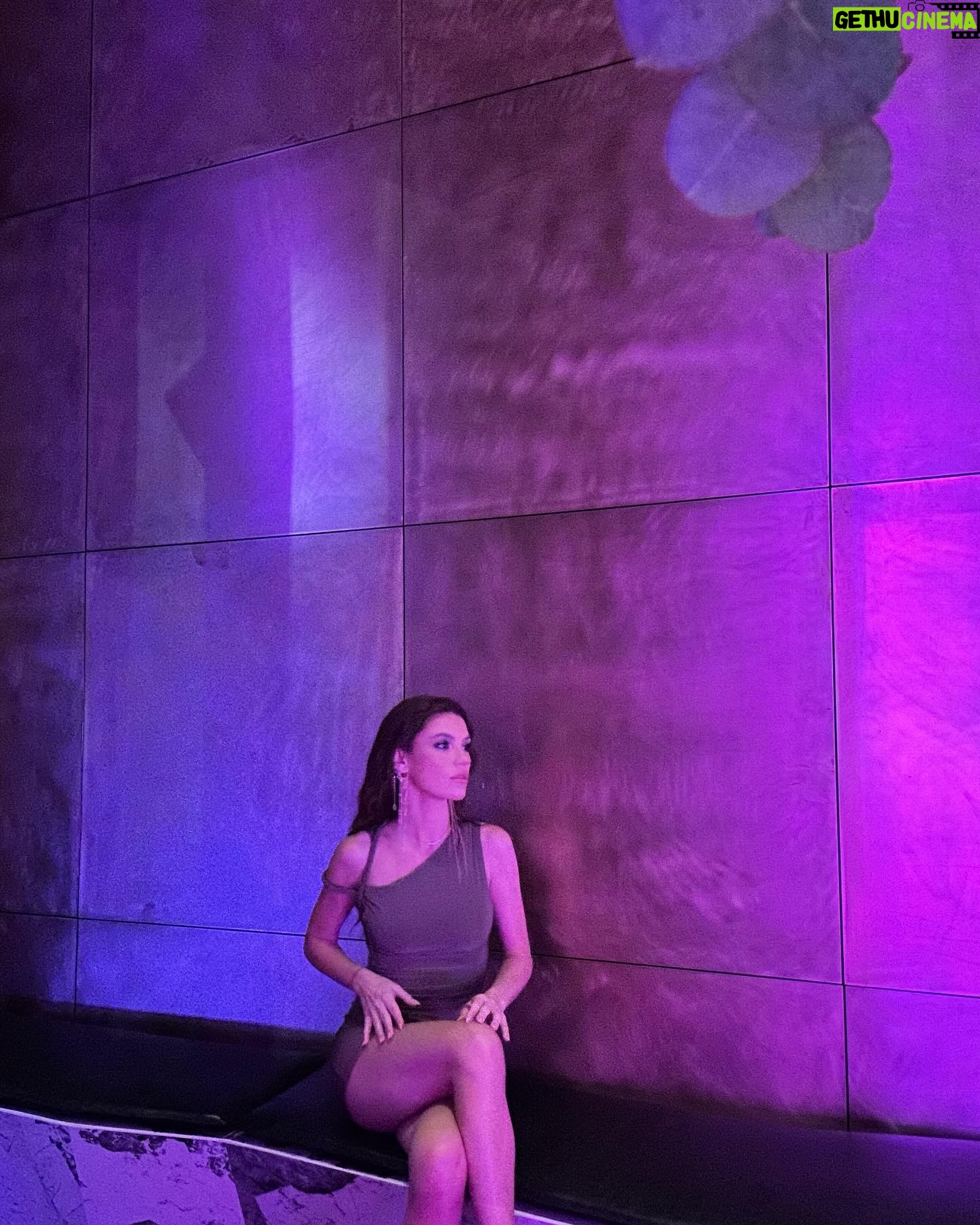 Yüsra Geyik Instagram - ⭐️ @magnetquarterly 🎯 @selimcancelik @iremsent Love dress @bybabgal @babgal love girl ❤️🔥 Glam glam @oshjewelry Make up- hair @hanifeozsy #davet