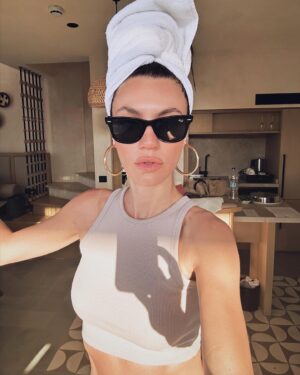 Yüsra Geyik Instagram - Salına salına sinsice