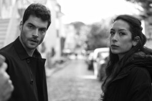 Yağmur Özbasmacı Mermer Instagram - Sevgili başkomiserim; gömleğini bir gün bile istemeden giymedim.🤍Tüm ekip ve oyuncu arkadaşlarım; iyi ki beraber düştük tuzağa. Yine olsa yine düşerim. seviyorum merkez. 🌼 #tuzak