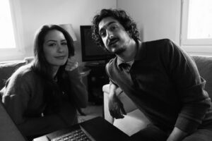 Yağmur Özbasmacı Mermer Instagram - Sevgili başkomiserim; gömleğini bir gün bile istemeden giymedim.🤍Tüm ekip ve oyuncu arkadaşlarım; iyi ki beraber düştük tuzağa. Yine olsa yine düşerim. seviyorum merkez. 🌼 #tuzak