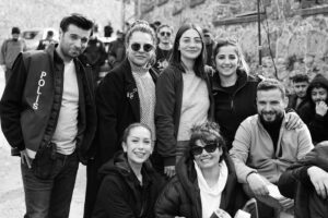 Yağmur Özbasmacı Mermer Instagram - Sevgili başkomiserim; gömleğini bir gün bile istemeden giymedim.🤍Tüm ekip ve oyuncu arkadaşlarım; iyi ki beraber düştük tuzağa. Yine olsa yine düşerim. seviyorum merkez. 🌼 #tuzak