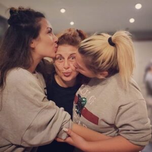 Yağmur Özbasmacı Mermer Instagram - Dünyanın dönüştüğü şeyden hepinizin yerine korkuyorum teyzeciğim. Doğumlar ölümlere karışıyor bu sıra. Her şey de birbirine karışıyor zaten. Ama sonra poğaça ayaklı biri kucağıma geliyor, annem bir mum üflüyor; dünya bi süreliğine yeniden güzel. 🫶