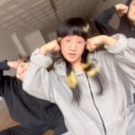 Yaeji Instagram - With A Hammer was the first demo i wrote that marked the beginning of this album. the birth of my anger. i remember being fatigued from fake news and real life when i wrote this. the drum sounds mimicked a comical hammer smash, like one of those plastic ones u get at an amusement park. boink! my vocal delivery felt dry.. suppressed, effortless, maybe a little weak even ? but the lyrics were powerful. masculine. and the contrast of these tensioning feelings is what defined my anger at the time. “진짜 화가나 못참겠다 생각했어. 진짜 화가나 주먹부터 나가겠어” video by @becky.mov choreo by @____homesick____4 Ft @____homesick____4 @ilpr