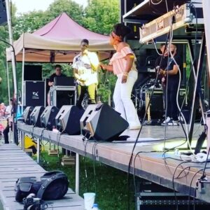Yama Laurent Instagram - Fin de semaine magnifique avec du beau monde ✨✨🫶🏽🥰🥰😍
Merci à mon équipe pour cet accomplissement.🫶🏽🫶🏽✨✨🌸
Merci aux bons docs pour ma grande forme-
Merciiiii au @festivalhaitienfolie et à toute son équipe pour ce partage..💃🏽
Merci aux merveilleux et talentueux artistes du panel
@wesli_officiel 
@rebecca_jean_music 
@leilalanova 
@kellykrow 
@officialmagdala 
@Racoon Ect…
Force et courage à @fabienne_colas pour son travail depuis plus de 16 ans maintenant sans relâche et sans conteste… Une longue vie à ce grand patrimoine.

Merci à l’unique @corneilleofficiel pour ces moments ✨Que du bonheur ✨
Merci aux choristes d’enfer et aux musiciens extraordinaires.
Merci @Annie pour cette belle journée avec toi et merci cher public ✨🫶🏽🤎
#haitienfolie